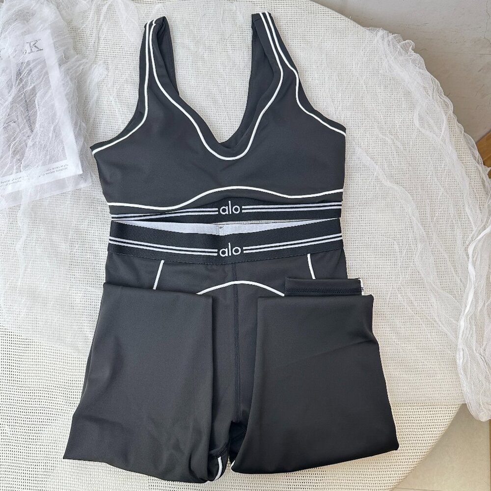 Alo Yoga outfit: tank top + stretchy
